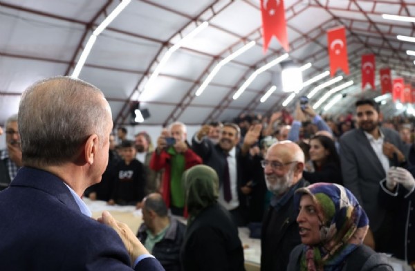 Başkan Erdoğan Adıyaman'da depremzedelerle iftarda bir araya geldi: Yürekleri ısıtan diyalog